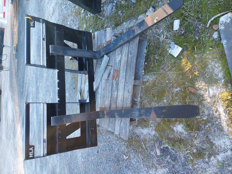 Attachments  Pallet forks 2000 lbs Photo